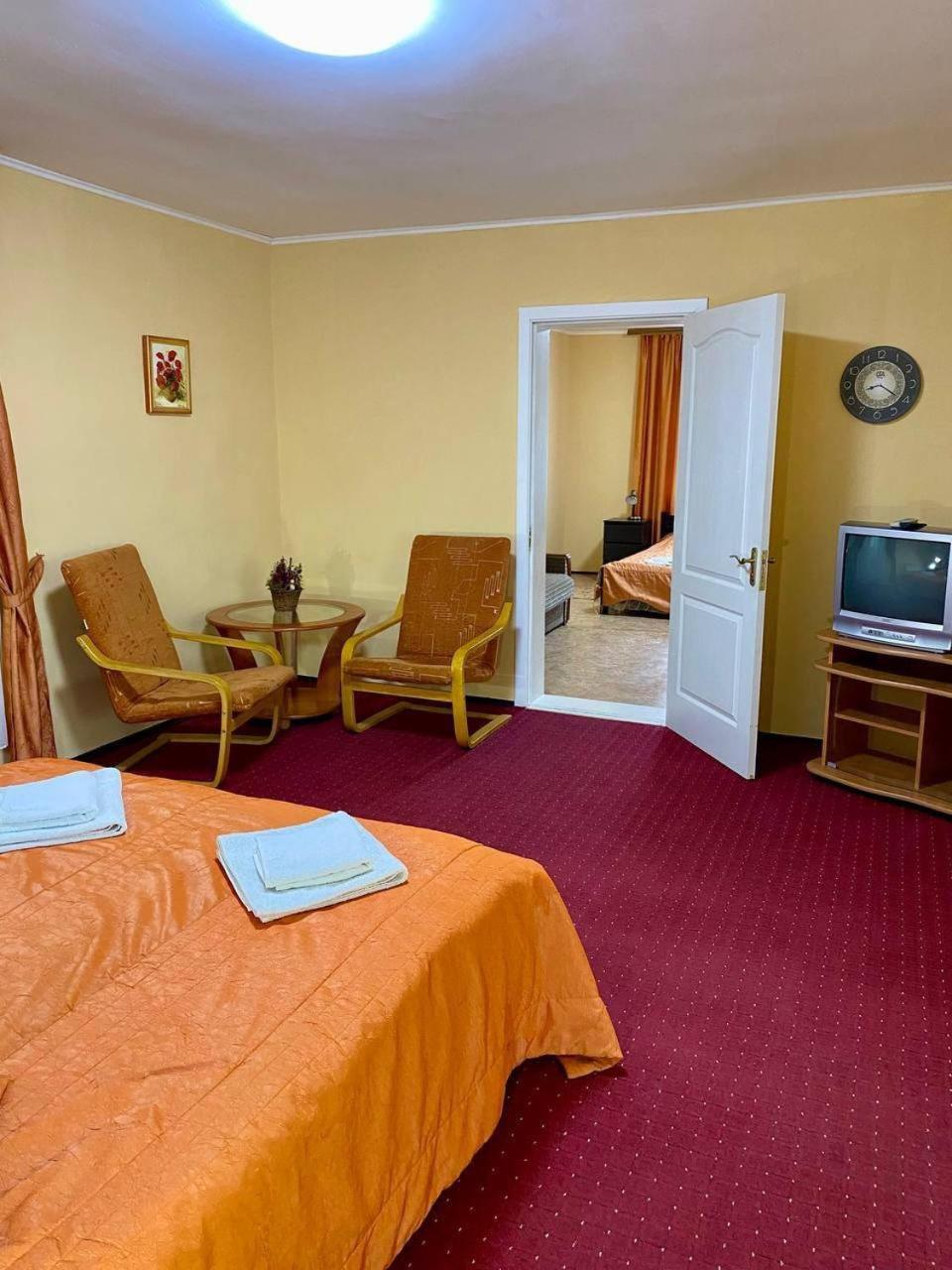 Dibrova Club Pensionat Fastov Exteriör bild